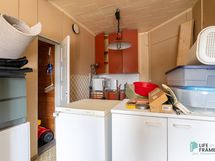 Yläkerran huone keittiönurkkauksella