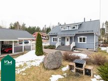 Pihalla pieni grilli