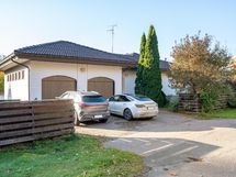 Kahden auton talli, eikä kovin paljon ole lumitöitä