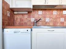 Keittiön varustukseen kuuluu astianpesukone.