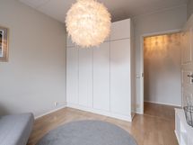 Makuuhuoneessa on kaapistot