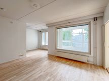Valoisa ja tilava läpitalon päätyhuoneisto. Remontoi tästä unelmiesi koti!