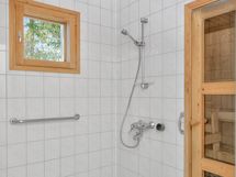 Pesuhuoneen yhteydessä on sauna