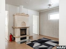 Oleskelutilassa varaava takka