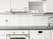 Keittiö on hyvin varusteltu, mm. astianpesukoneella.