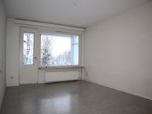 tilava valoisa olohuone