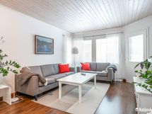 Olohuone on valoisa ja tilava