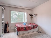 Toinen isoista makuuhuoneista on myös tilava ja kaappitilaa on runsaasti.