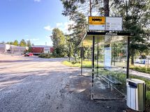 Pysäkki Rajatie on muutama minuutti asunnolta.
