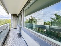 6. kerroksen kodin parvekkeelta on huikeat näkymät.