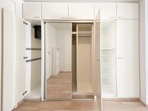 Eteisessä kivasti kaappitilaa.