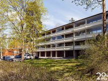 julkisivu Laajasuontien puolelta