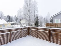 Parveke on takapihan suuntaan