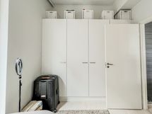 Kaappitilaa on koko seinän mitalta