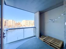 Olohuoneesta kulku viihtyisälle parvekkeelle.