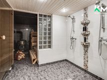 Alakerran suihkutila ja sauna