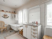 Yläkerran kylpyhuone