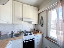 Keittiössä on ikkuna tuomassa valoa tilaan. Huoneiston ikkunat suuntaavat länteen.