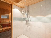 Pesuhuone ja sauna alakerrassa