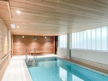 Asukkaiden käytössä uima-allas sekä saunaosastot.