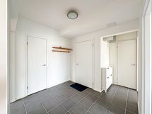 Tilavaan eteiseen saa myös sisustettua omaa säilytystilaa halutessaan.