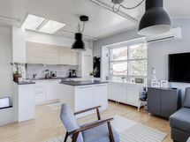2020 uusitussa keittiössä on upeat kattoikkunat.