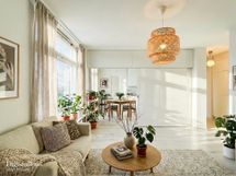 Tervetuloa valoa tulvivan 3. kerroksen kaksioon, joka sijaitsee taloyhtiön omalla tontilla.