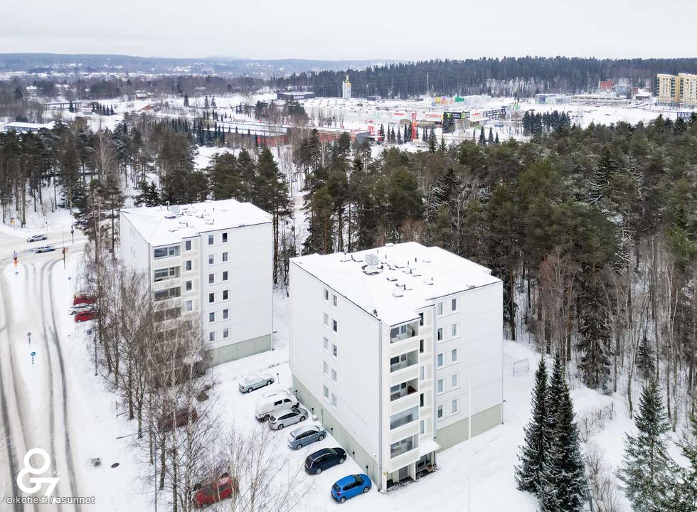 Autoille on yhtiössä hyvin tilaa asukkailla ja kadun varressa vierailijoille!