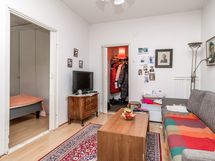 Olohuone on hyvän kokoinen, josta käynti makuuhuoneeseen sekä keittokomeroon.