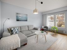 Avara ja valoisa olohuone.