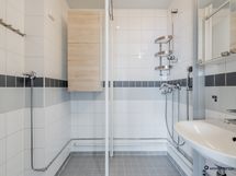 Kylpyhuoneessa paikka pesukoneelle