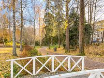 Alueella useita viihtyisiä puistoja ja ulkoilualueita- kuvassa Ulvilanpuisto alle 10 min päässä.