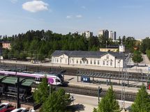 Juna-asemalle kävelymatka ja Helsinkiin matkustaa puolessa tunnissa