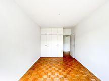 Makuuhuoneessa on tilava vaatekaappi