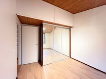 Makuuhuoneissa on kaappitilaa.