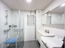 Kylpyhuoneessa on laatat ja kalusteet uusittu 2021.