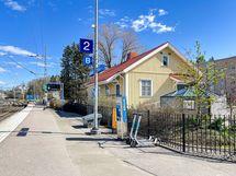 Tuomarilan asemalle kävelee parissa minuutissa ja myös bussit kulkevat vierestä.