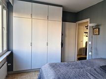 Säilytystilaa makuuhuoneiden kaapeissa...
