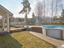 Olohuoneesta käynti pihalle.
