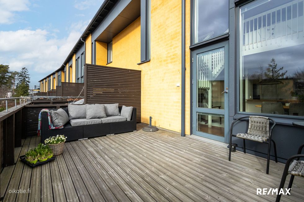 Suuri helppohoitoinen terassi.