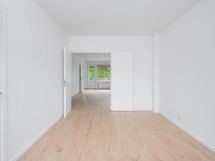 Päämakuuhuoneen näkymä olohuoneen suuntaan.