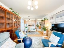 Olohuone ja keittiö ovat yhtenäistä tilaa ja ruokailuryhmän voi asettaa keittiön jatkeeksi.