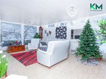 Olohuone on vaalea ja valoisa