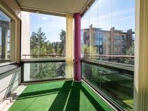 Kulmaparvekkeella lamelliverhot.