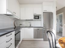 Moderni keittiö on varustettu laadukkain AEG-kodinkonein.