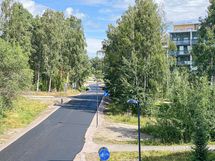 Hyväkuntoiset kevyenliikenteenväylä lähtevät aivan talon viereltä.