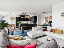 Upea ja iso olohuone-avokeittiö on kodin sydän