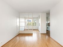 Keittiö, ruokailutila ja vasemmalla ovesta käynti vh ja kph.