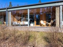 Näkymä piha-alueelta terassin suuntaan