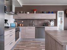 keittiössä paljon kaappitilaa